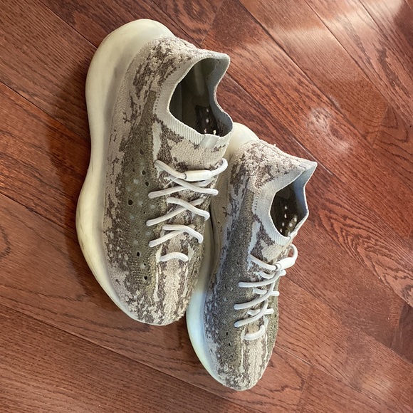 Yeezy Boost 380 - Picture 2 of 11